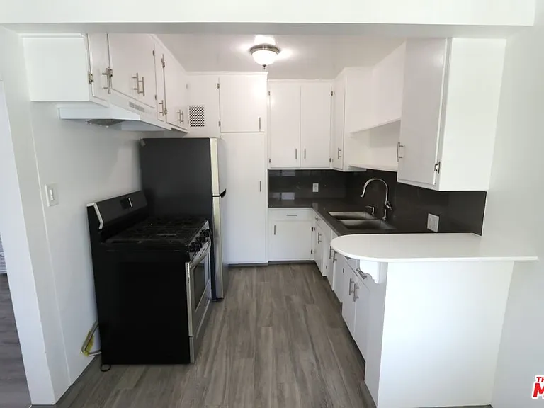 183 W Elmwood Ave #D — Photo 2
