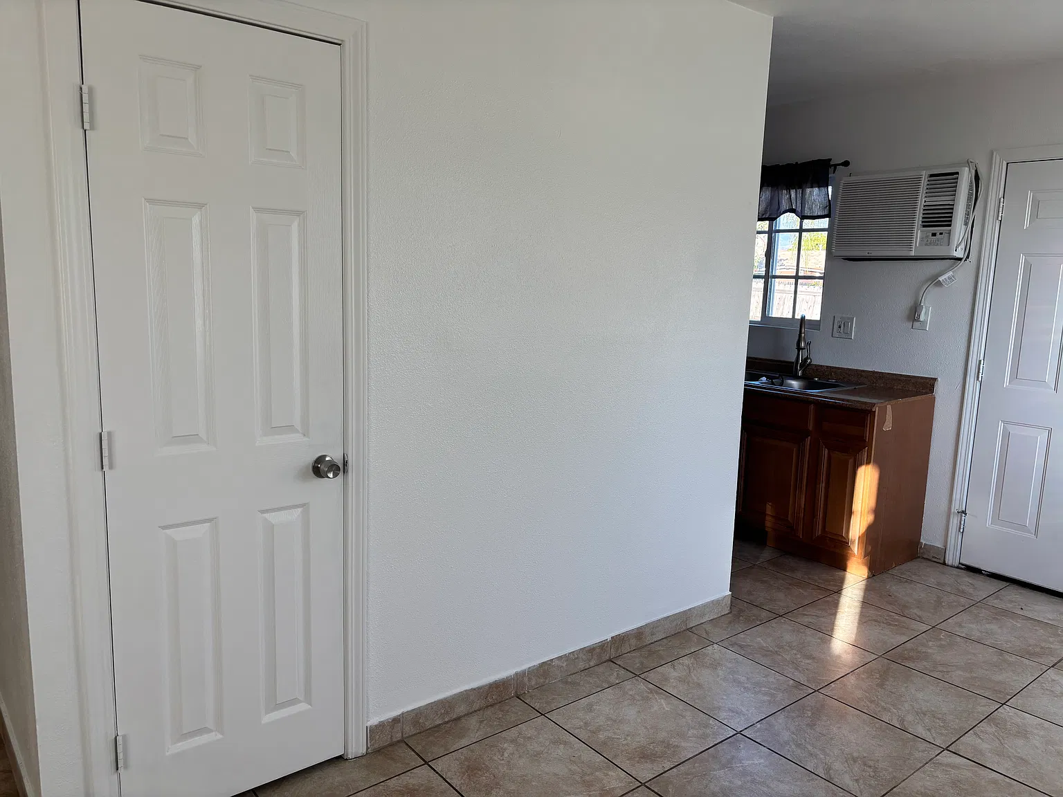 2 bed, 1000 sqft, $1,800 — Photo 4