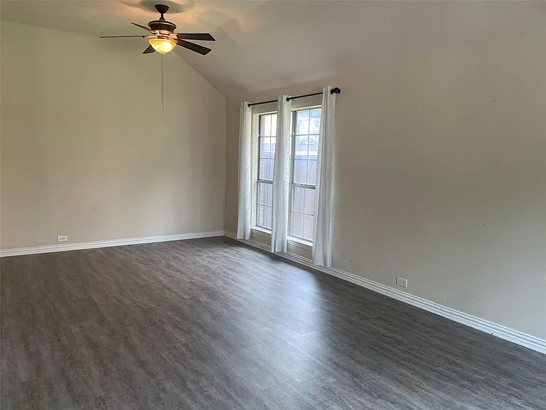 421 Brighton St — Photo 14