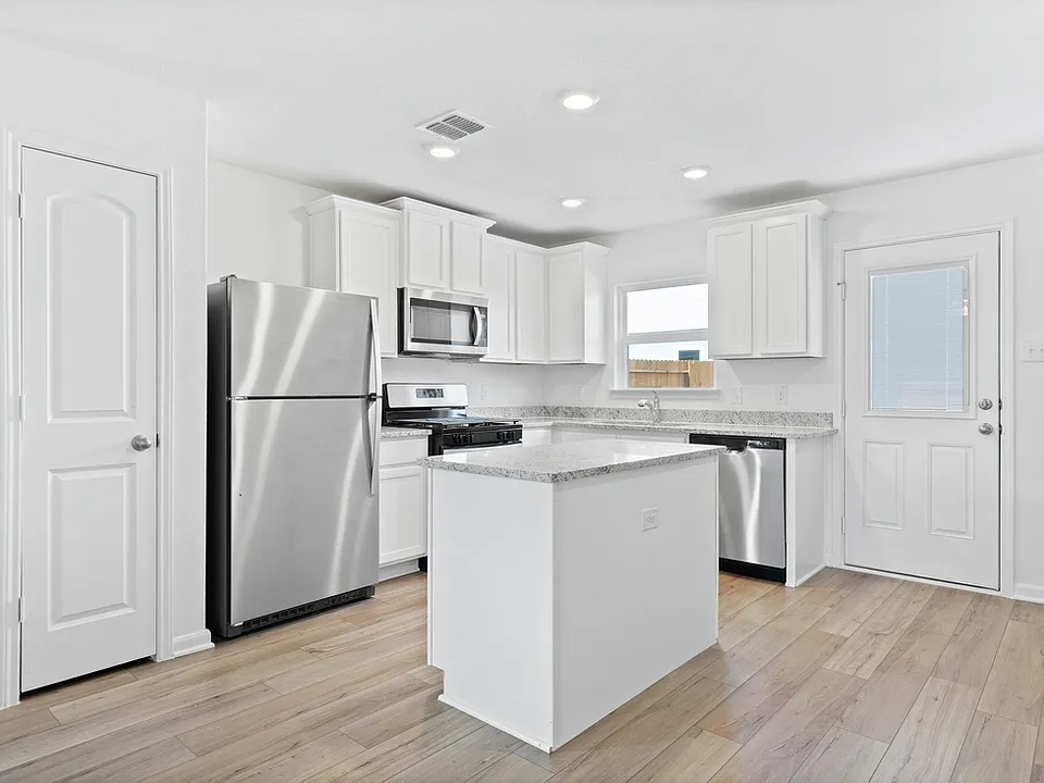 All kitchen appliances included!