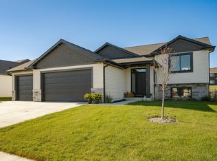 179 Stonelake Dr SE, Rochester, MN 55904