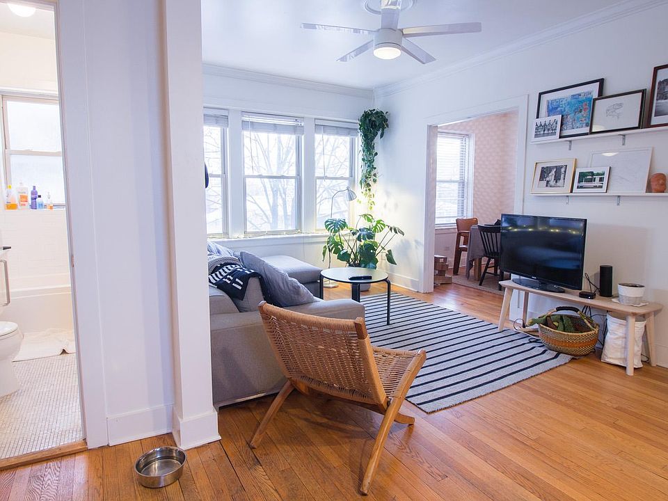 1st image of 1704 W Catalpa Ave #2