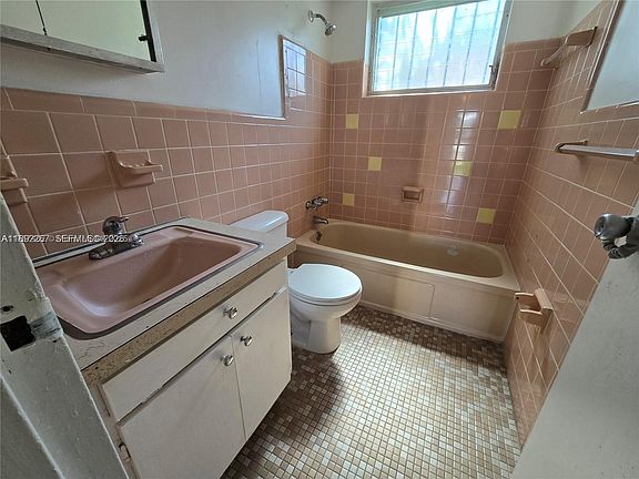 4th image of 70 NW 77th St APT 11