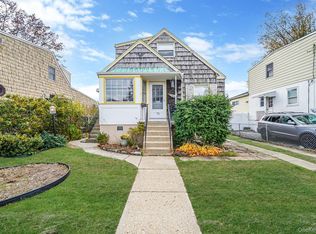 15 Berkshire Rd, Merrick, NY 11566