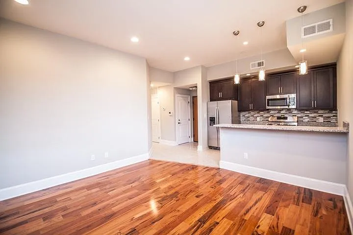 Building Photo - 615 S 6th St #201