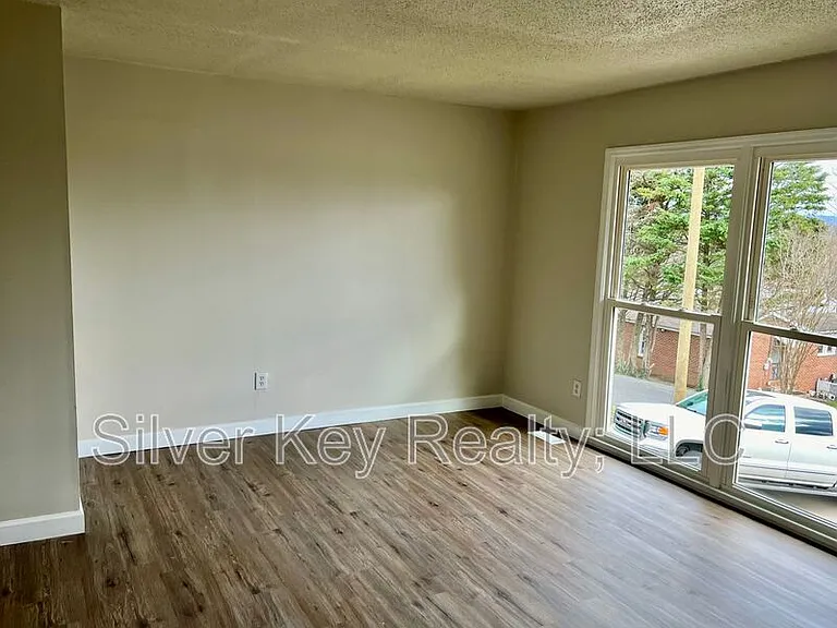 206 Riggs St — Photo 3