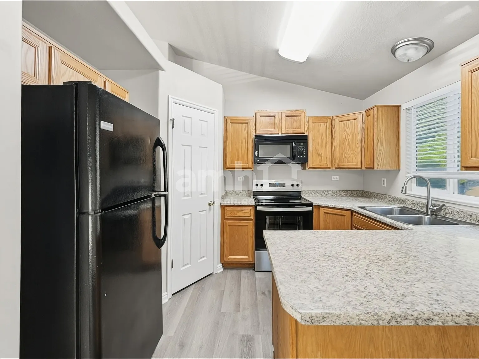4 bed, 3.0 bath, 1717 sqft, $2,320 — Photo 3