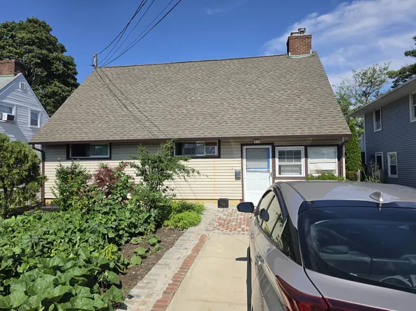 10 Carleton St, Westbury, NY 11590