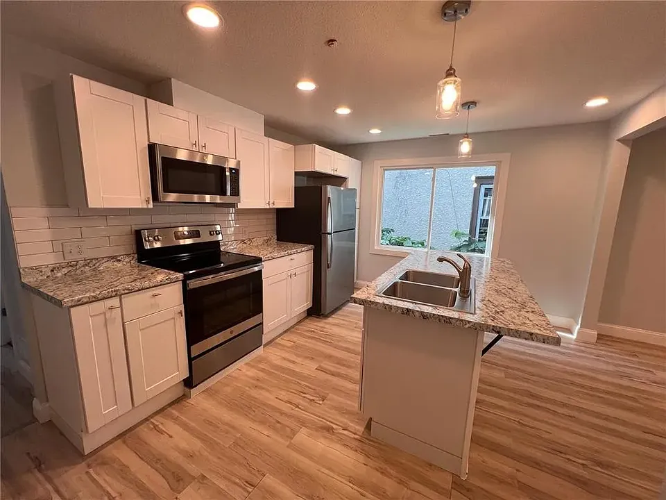 910 Oliver Ave N #5