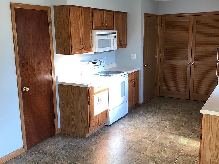 1008 Country Club Dr — Photo 2