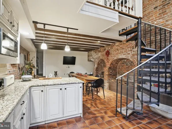 131 Pine St, Philadelphia, PA 19106