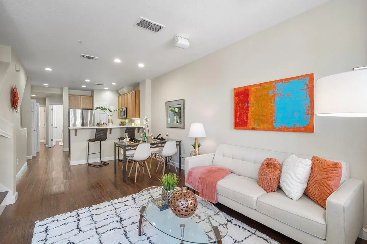 3 bed, 2.5 bath, 1361 sqft, $3,800 — Photo 2