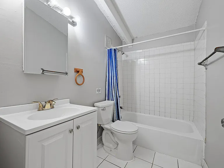 233 26th Ave NE — Photo 7