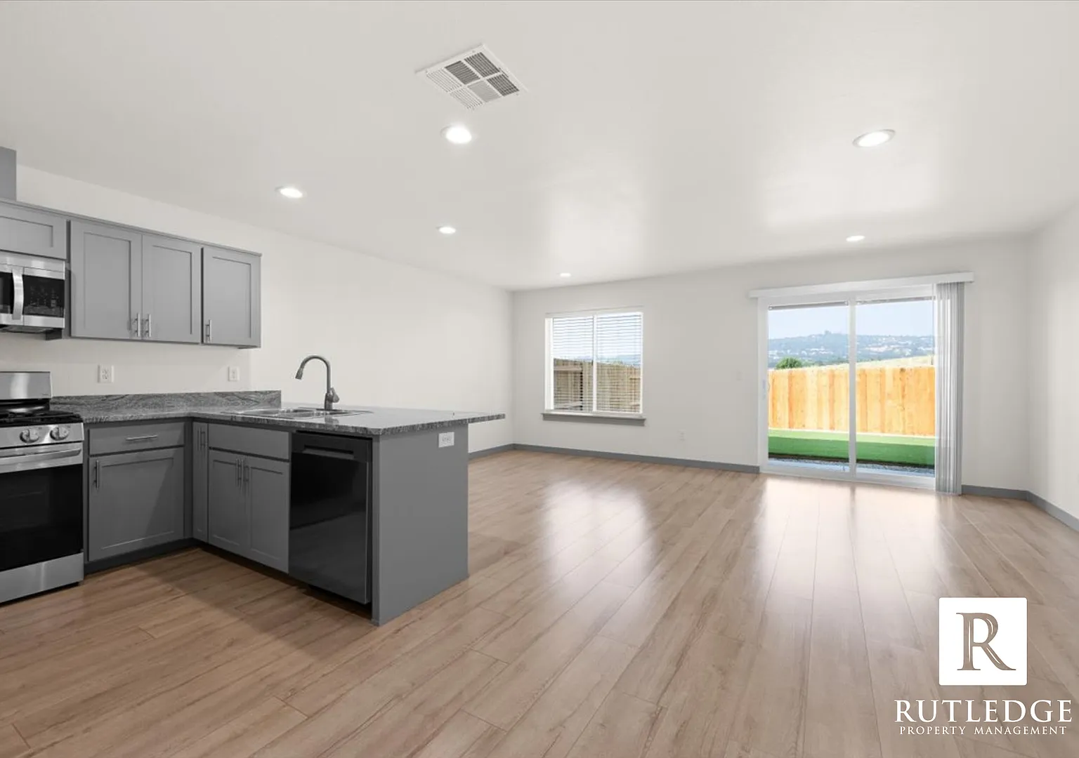 Gorgeous! Brand New 3 Bedroom Townhome in Eagle Point — Photo 4