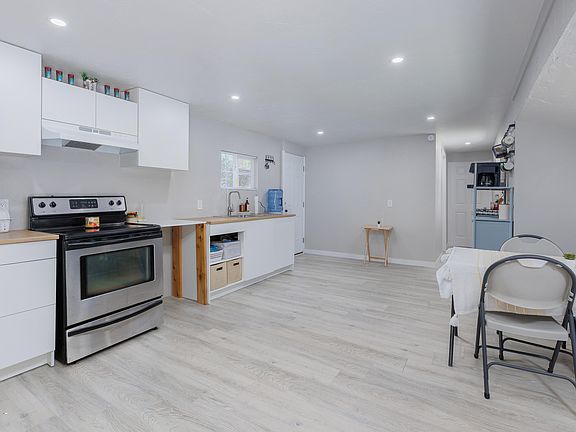 5th image of 724 SW Ferry Ave #42