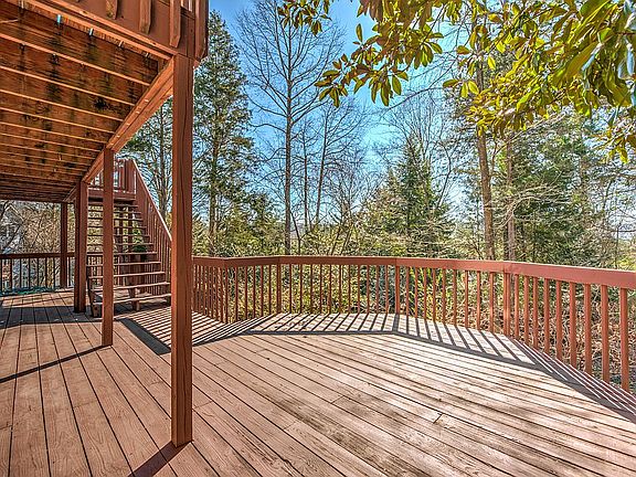 Beautiful 2 level deck!