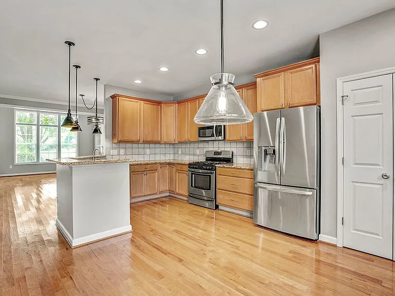 606 Center St — Photo 18