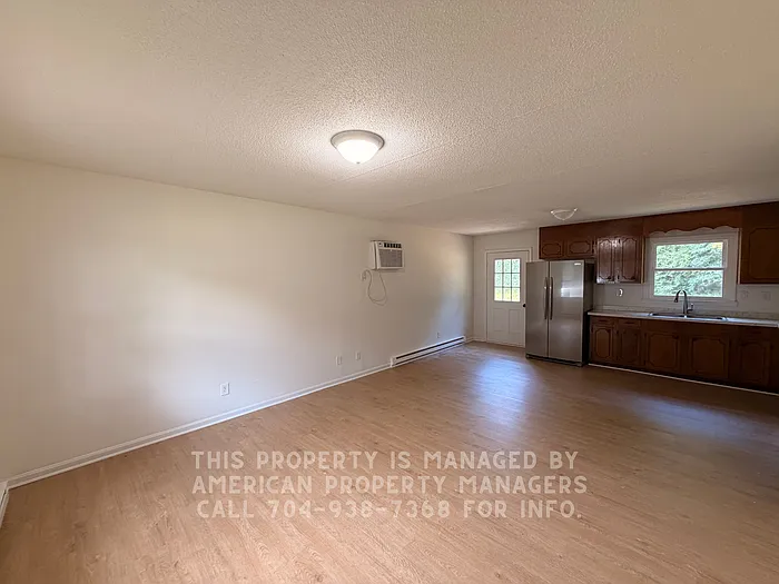 3 bed, 1.0 bath, $1,250 — Photo 2