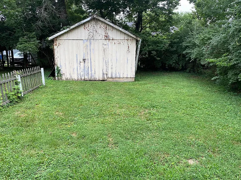 364 Oldham Ave — Photo 14