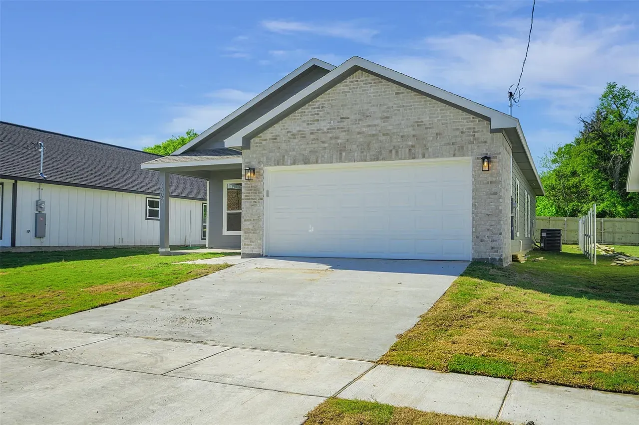 3 bed, 1253 sqft, $1,699 — Photo 2