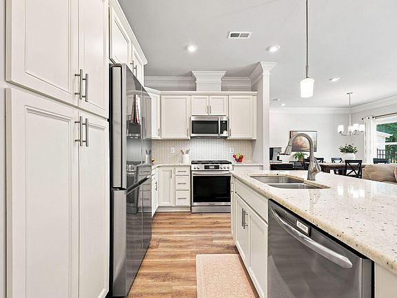 5th image of 256 Shingle Oak Rd