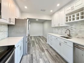 15 SE 13th St, Dania, FL