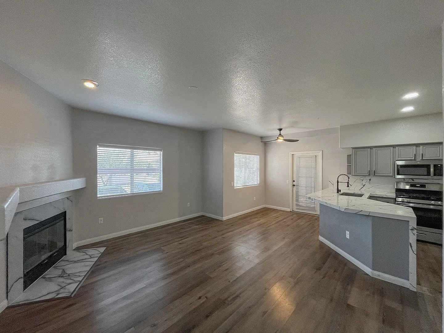 Cozy condo in gated community — Photo 2