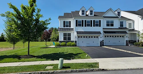 499 Lee Pl Photo 1