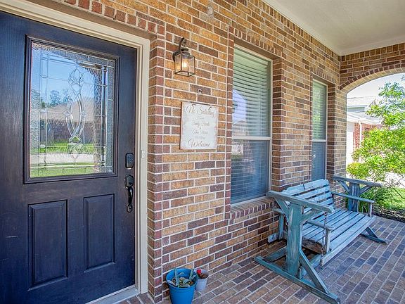 Step inside to a comfortable, well maintained home...