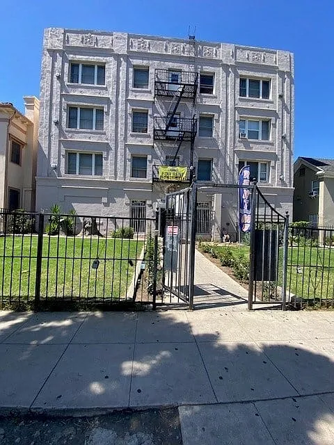 1215 S Norton Ave — Photo 2