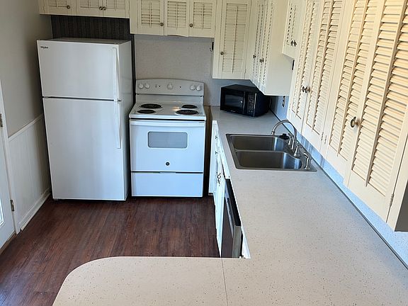 3rd image of 984 Washington Blvd #984