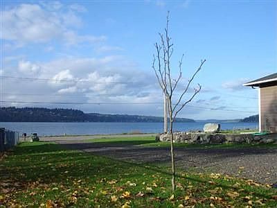 4th image of 4689 Beach Dr E