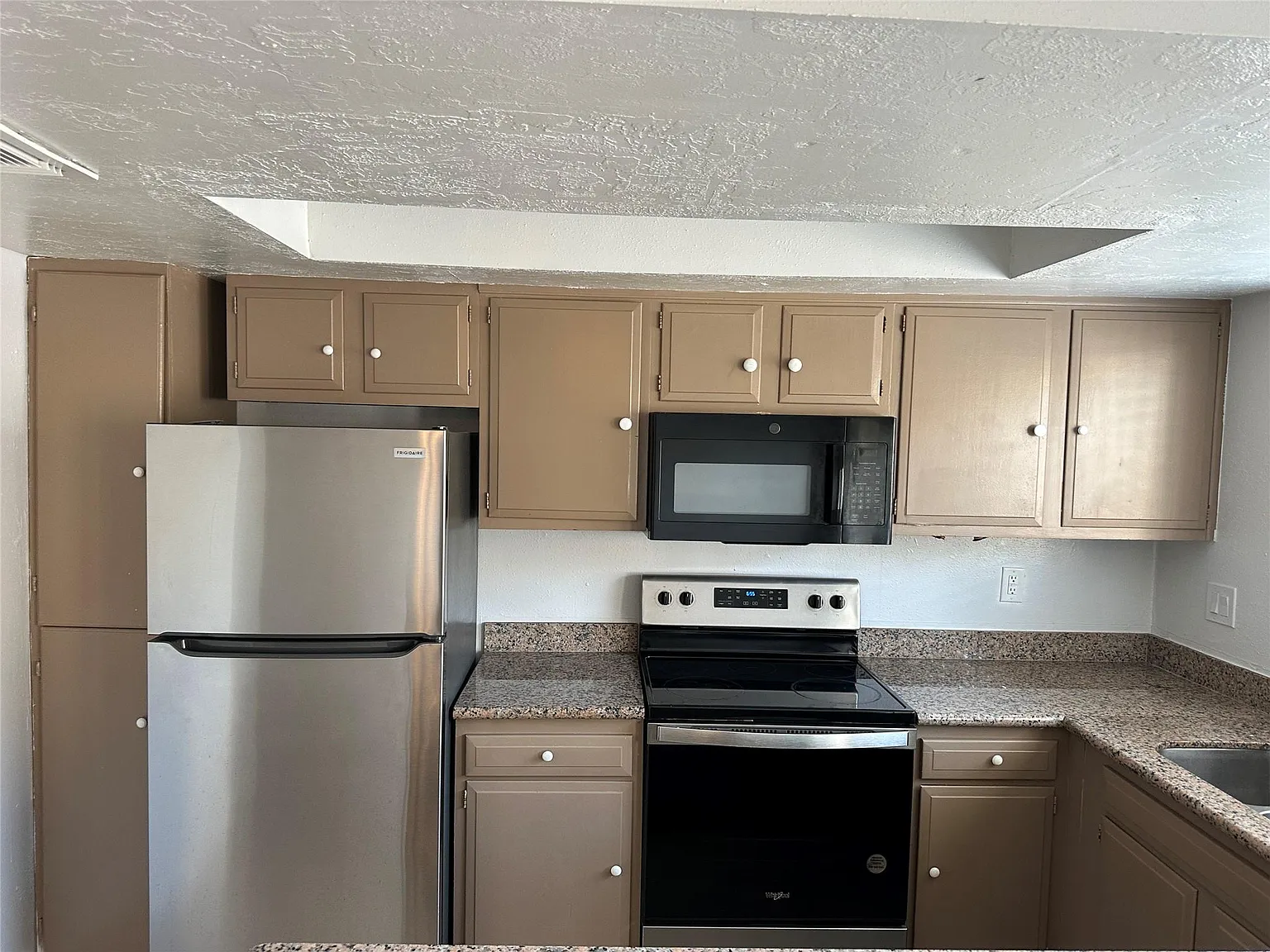 2 bed, 1.5 bath, 1056 sqft, $1,250 — Photo 2
