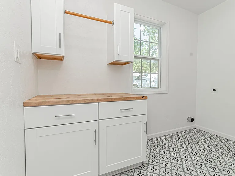 829 Broadway Ave — Photo 32