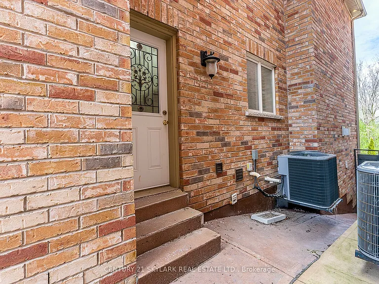 94 Bayhampton Dr #UPSTAIRS — Photo 31