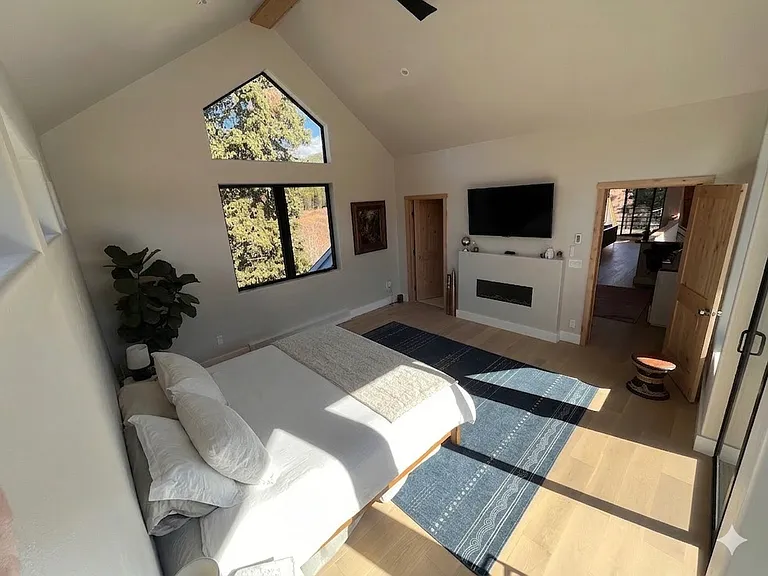 Master Bed - Upper Level