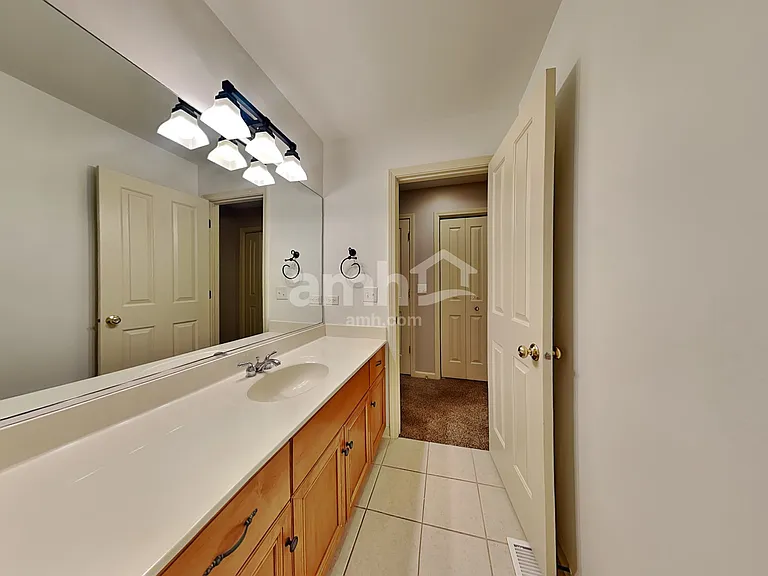 576 N River St — Photo 18