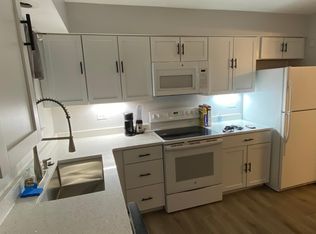 4202 Central Rd APT 1B, Glenview, IL 60025