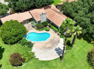 210 Oak Creek Cir, Luling, TX 78648