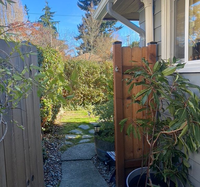 entrance to front yard