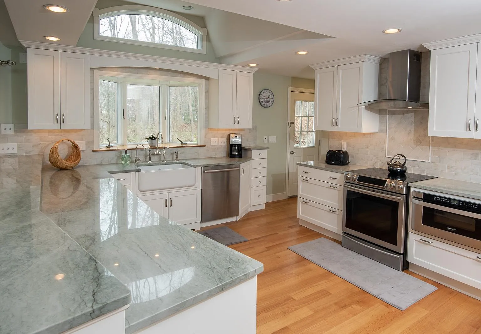3 bed, 1952 sqft, $5,000 — Photo 3
