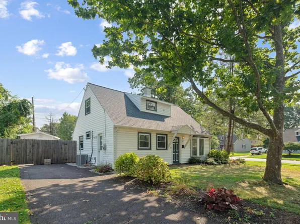 560 Wilk Dr, Morrisville, PA 19067