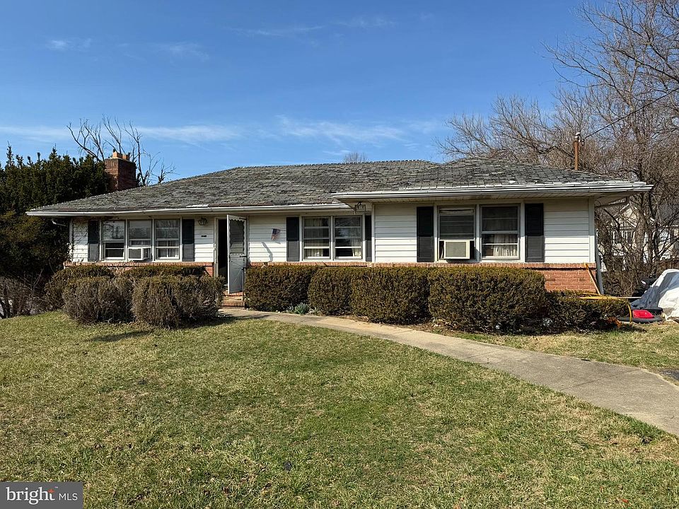 1st image of 10220 Maxine St