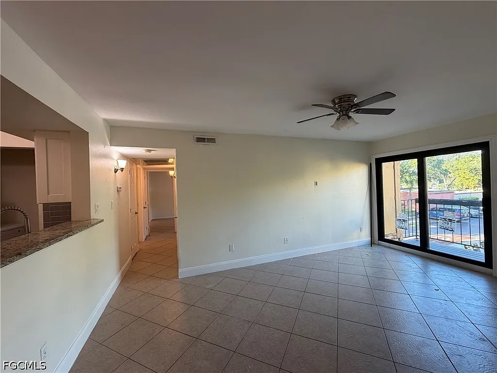 2925 Winkler Ave — Photo 4