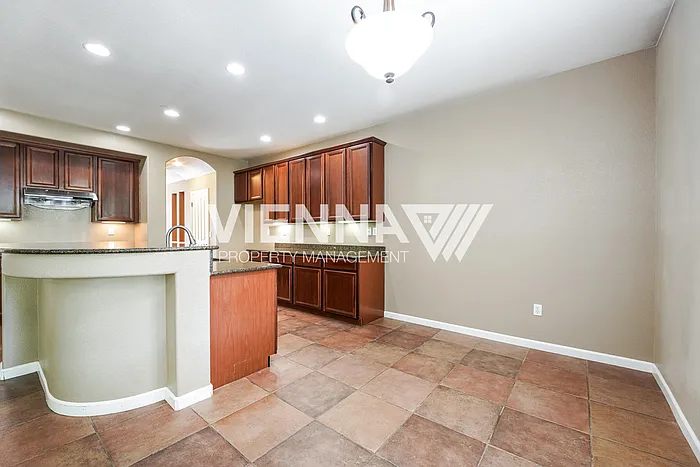 1014 Waterford Dr — Photo 7