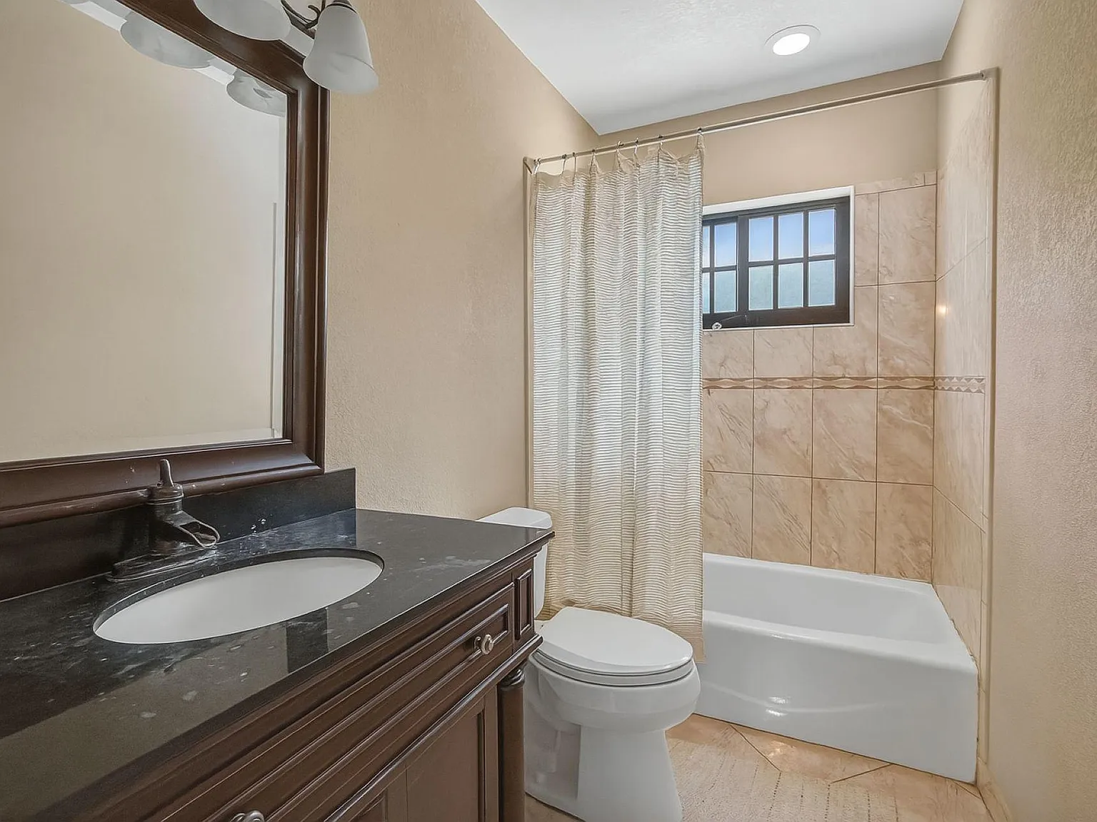 4 bed, 2.0 bath, 1600 sqft, $1,455 — Photo 4