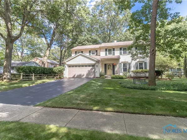 2266 Saint James Woods Blvd, Toledo, OH 43617