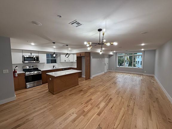 2nd image of 122 Hollywood Ave