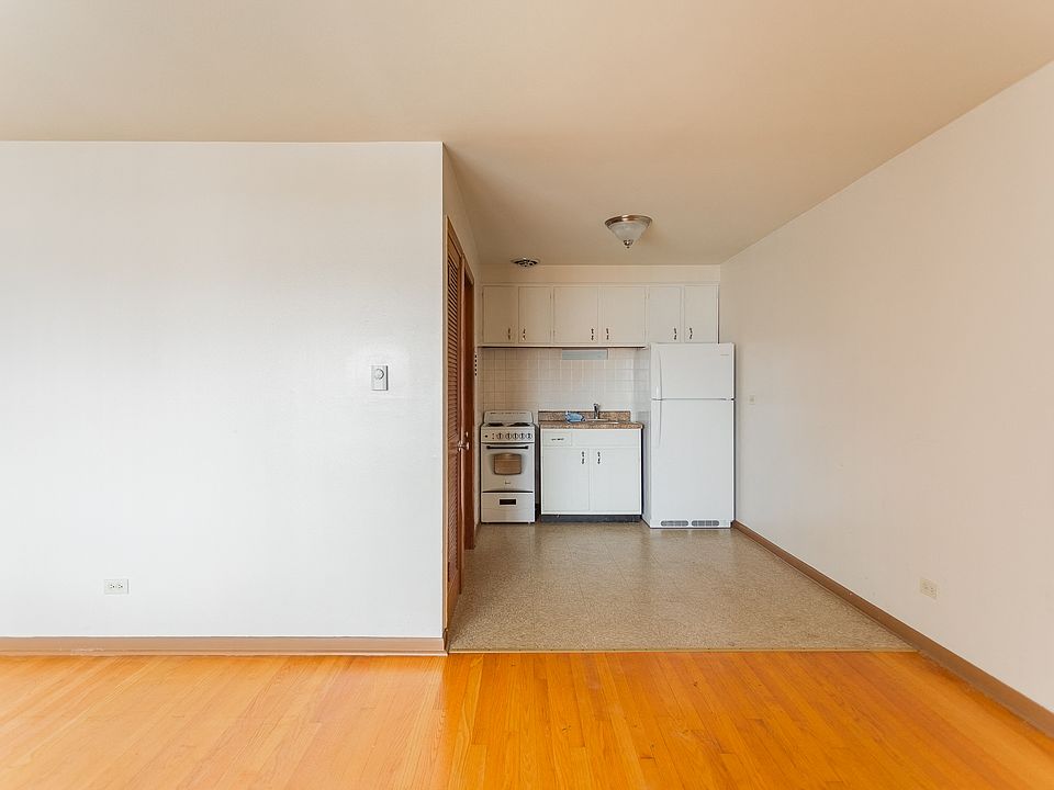 Unit 203- Kitchen entry/dining area
