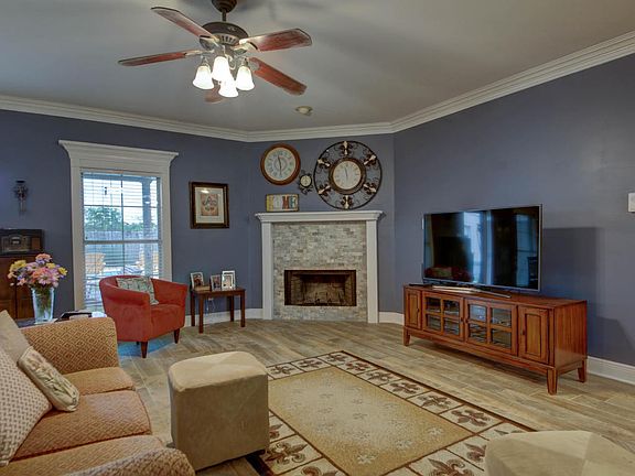 3rd image of 214 Nicole Dr
